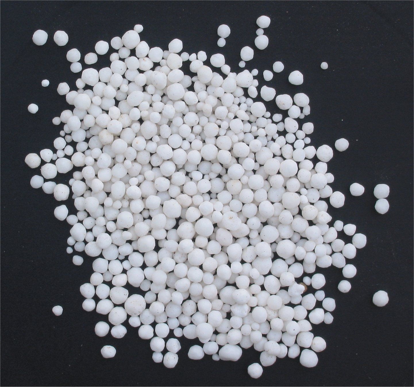 Granular calcium ammonium nitrate fertiliser